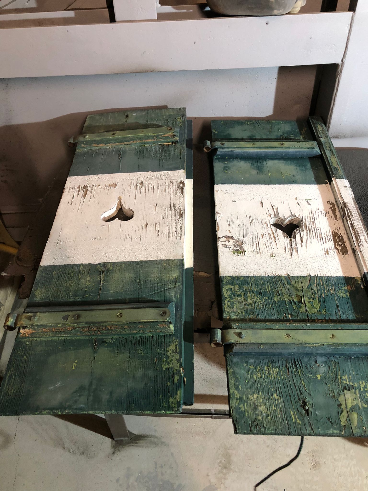 alte Holzbalken einer Almhütte