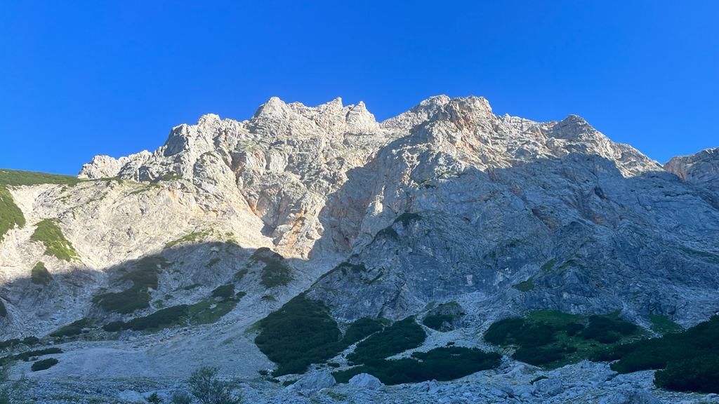 19. Juli 2022 Schönfeldspitze - Steinernes Meer. Bis oberhalb von 2000 Metern Höhe erstreckt sich die Hochfläche, 50 Gipfel im und um das Steinerne Meer sind über 2000 Meter hoch.