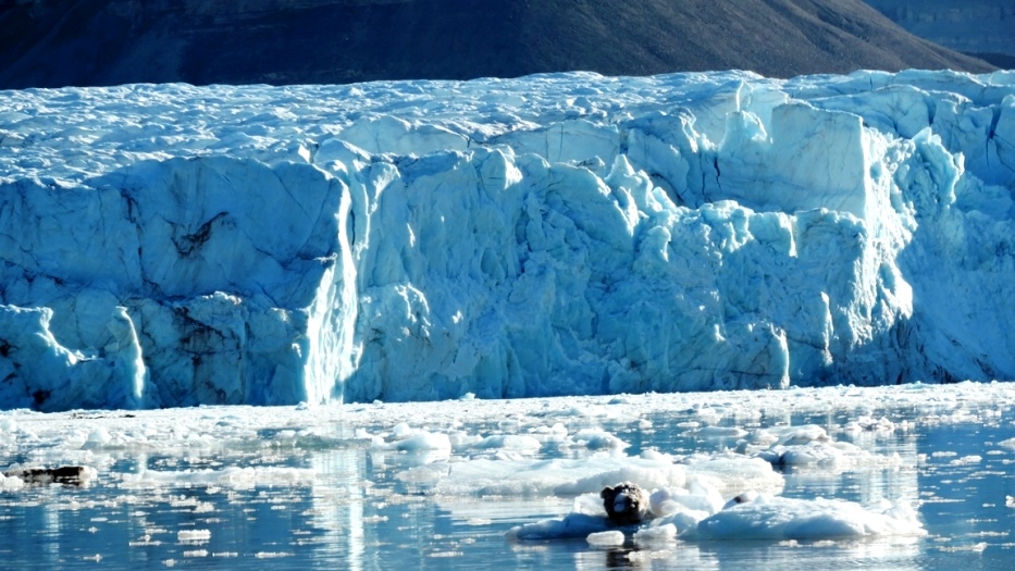 Gewaltige Eismassen. Bei Eissturz droht eine gefährliche Flurwelle !