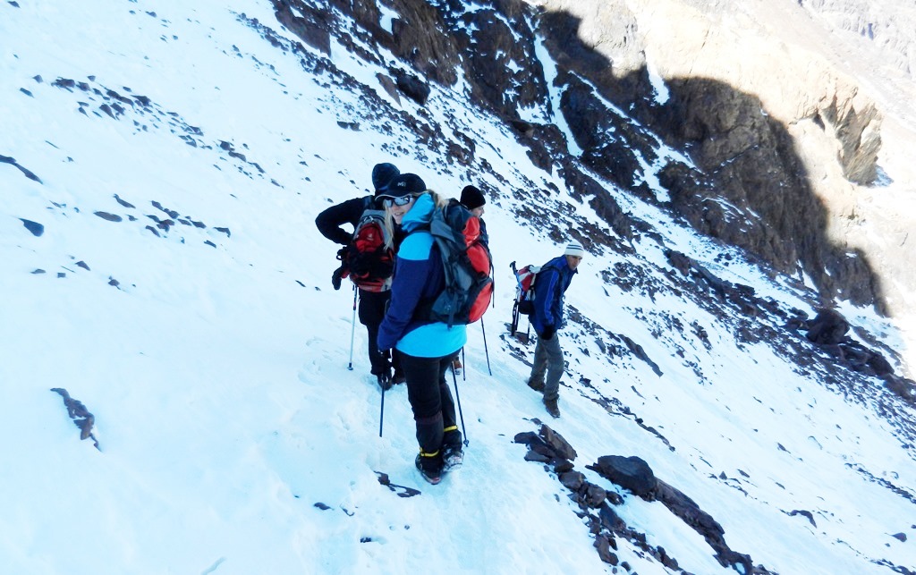 Abstieg über Schneefelder - Vorsicht ist geboten