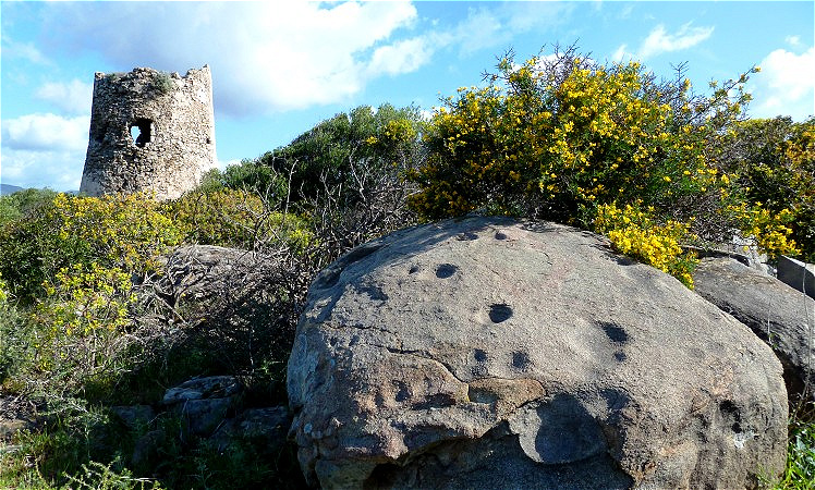 Einsam ragt die Ruine in den Himmel