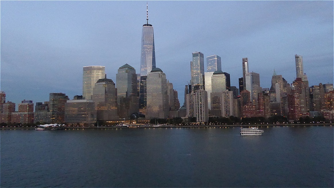 Auf dem als Ground Zero bekannten Gelände wurde ab 2006 ein neues Welthandelszentrum errichtet, das sechs Wolkenkratzer umfasst