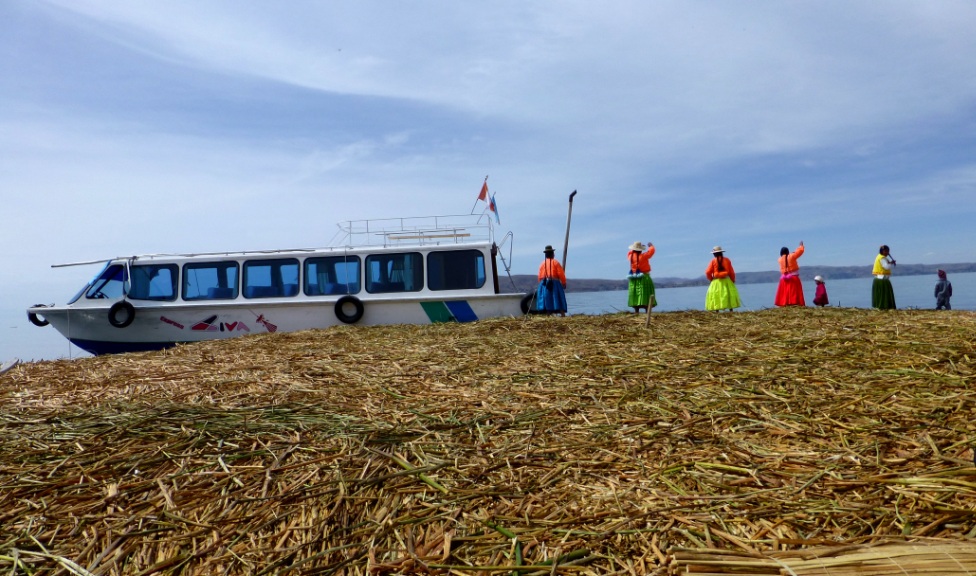Freundliche Einheimische in farbenprächtigen Kleidern