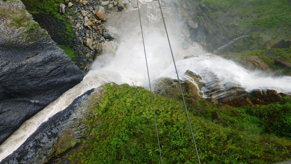 Tiefblick aus der Gondel auf den Wasserfall