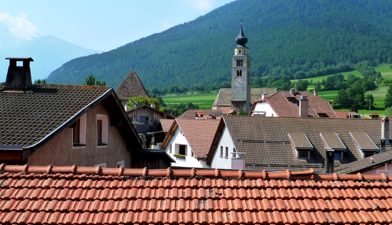 Blick vom Wehrgang über die Dächer der Stadt
