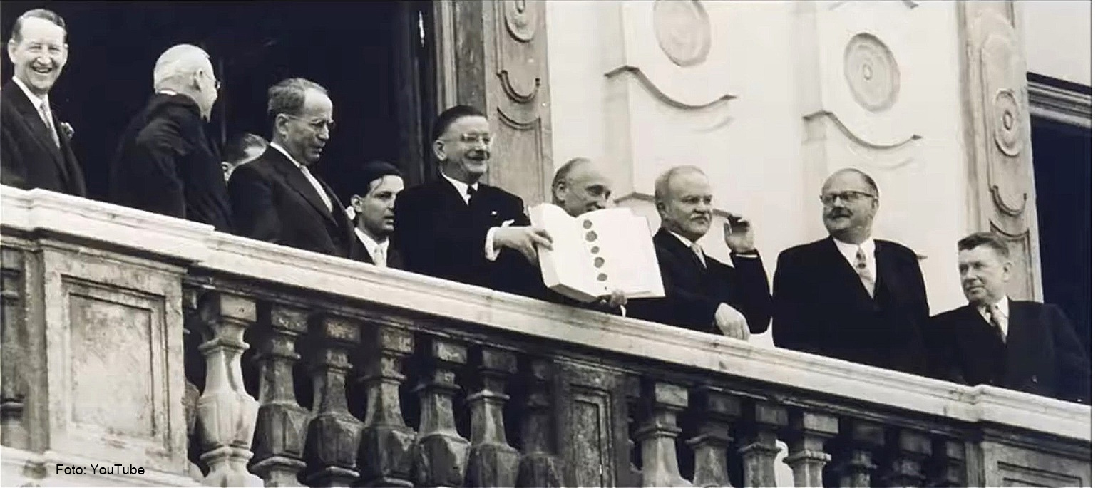 Außenminister Leopold Figl auf dem Balkon des Schlosses Belvedere