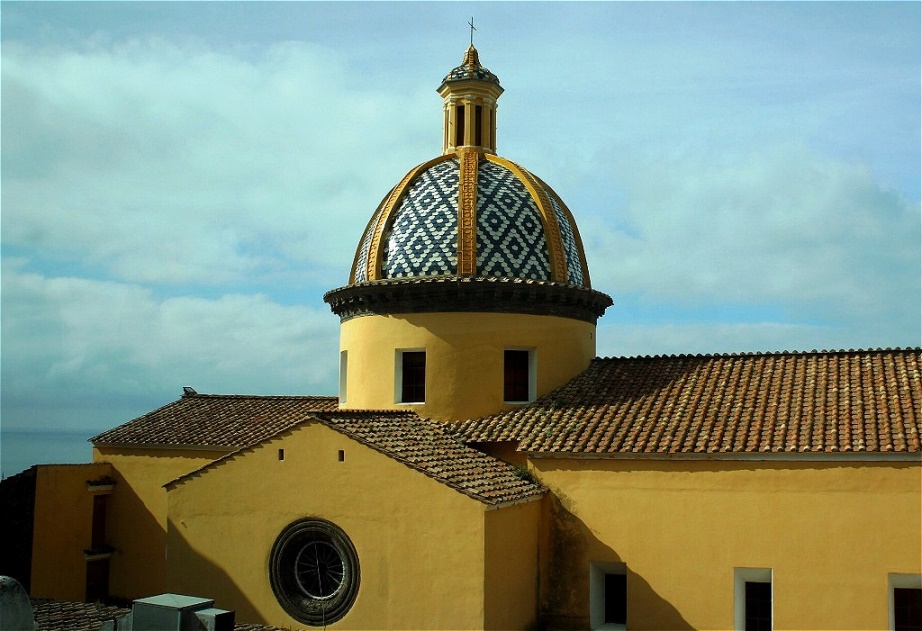 Kirche in Praiano mit Kuppel aus Keramikfliesen