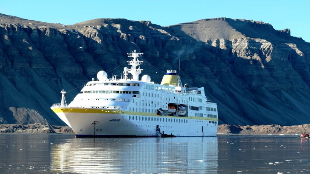 Unser Schiff ankert im Fjord