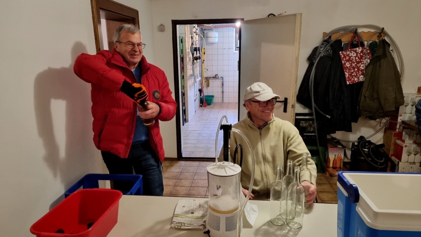 Anbringen der Drehverschlüsse.