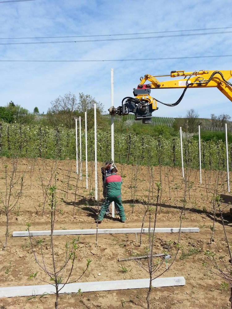 Pomočnika nastavita steber na zakoličeno mesto