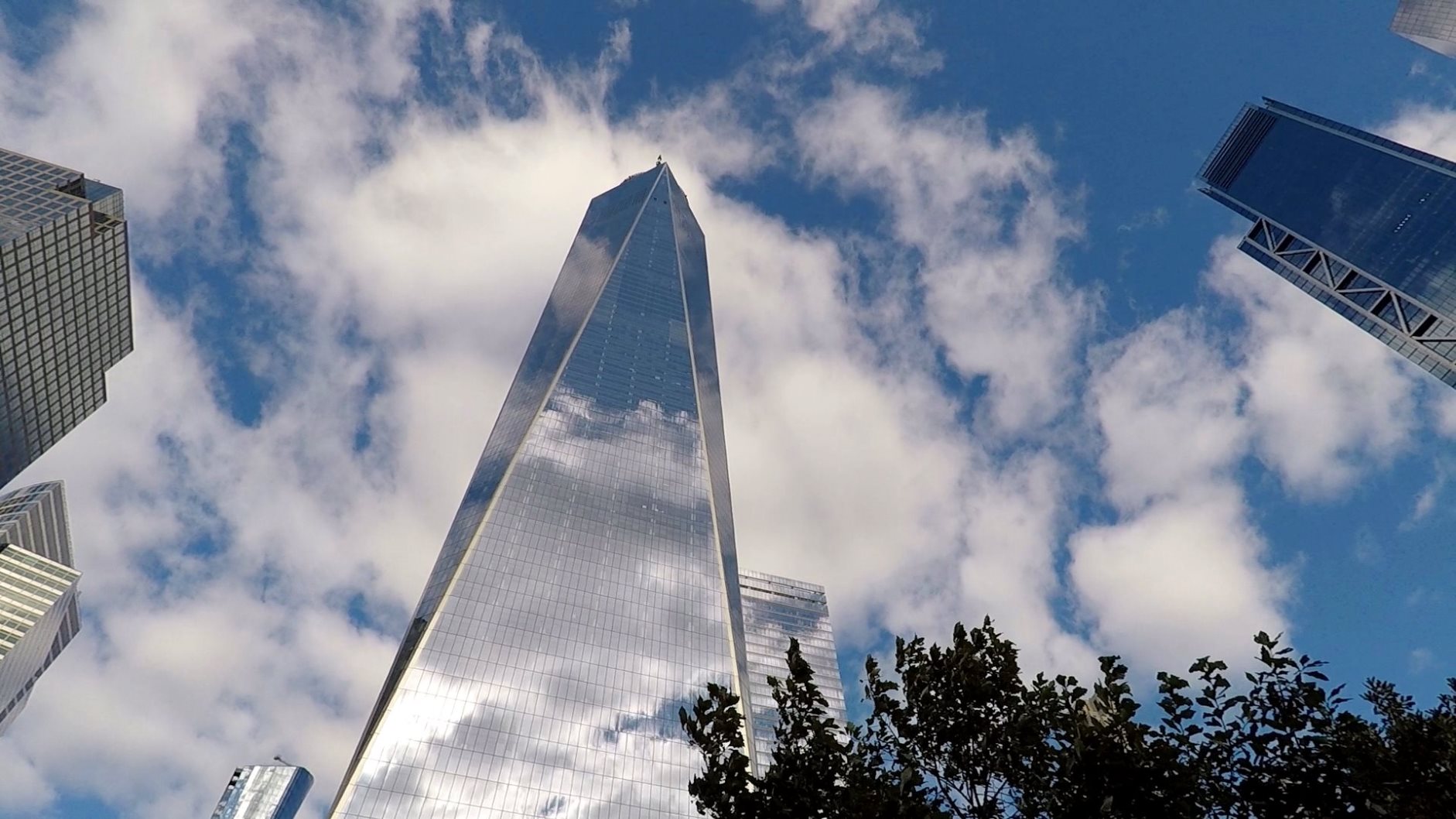 Das One World Trade Center, abgekürzt 1 WTC, ist ein Super-Wolkenkratzer in New York City und das höchste Gebäude der Stadt.