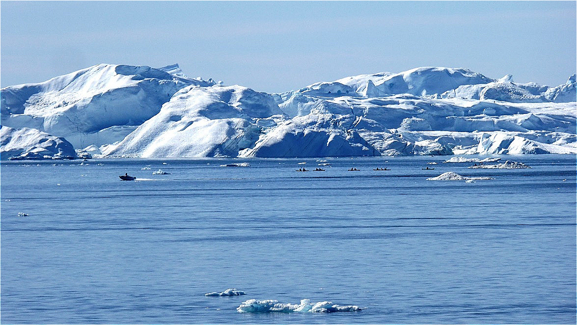 Kajakfahrer vor den Eisbergen in der Gletscherbucht