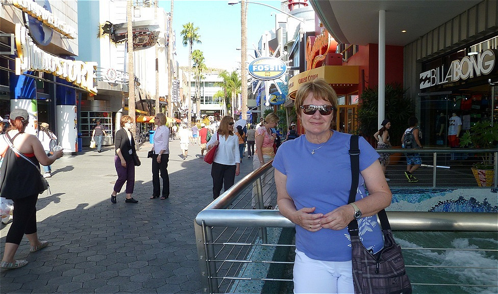 Ein schattiges Plätzchen macht das Warten leichter
bevor uns der wohltuend klimatisierte Bus wieder ins Hotel zurückbringt.