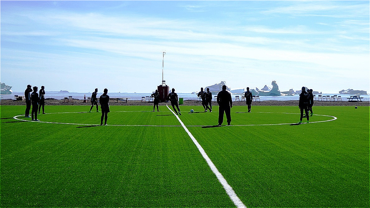 Training auf dem Kunstrasenplatz im Eisfjord
