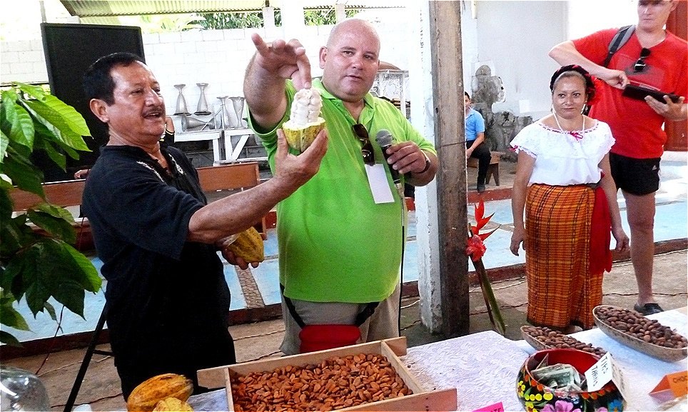 Unser mexikanischer Guide mit einer Kakaofrucht