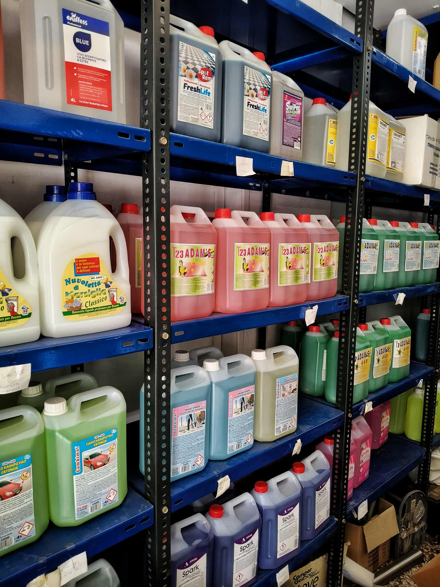 Μοντέρνα κουζίνα με γκρι ντουλάπια, μεγάλο παράθυρο με θέα στην πόλη, φυτά εσωτερικού χώρου και καθιστικό χώρο.