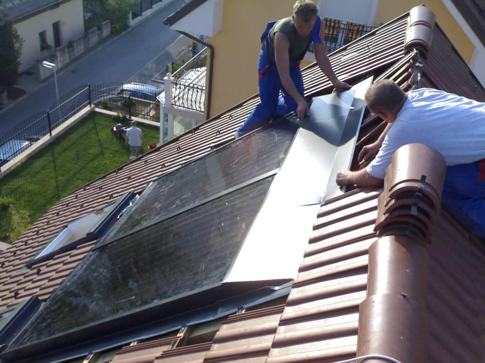 montaža sončnega sprejemnika na strehi