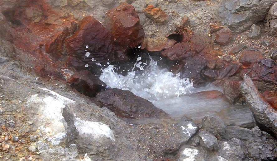 Kochendes Wasser in Felsspalten