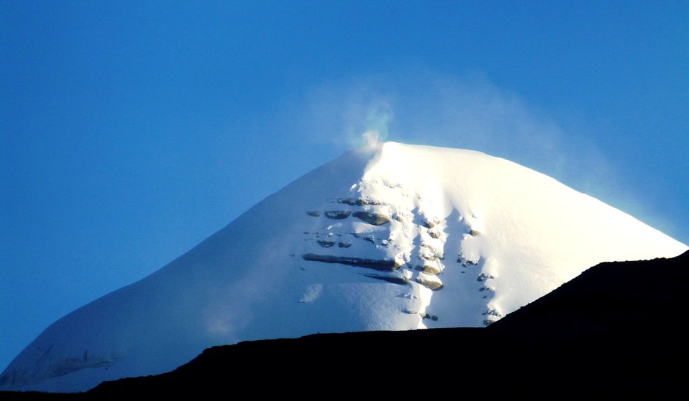 Schneewirbel auf dem Gipfel des Kailash in 6.638 m Seehöhe
Der Kailash - "Das Schneejuwel" ist für vier Religionen (Hindus, Buddhisten, Jains und Böns) der heiligste Punkt der Erde