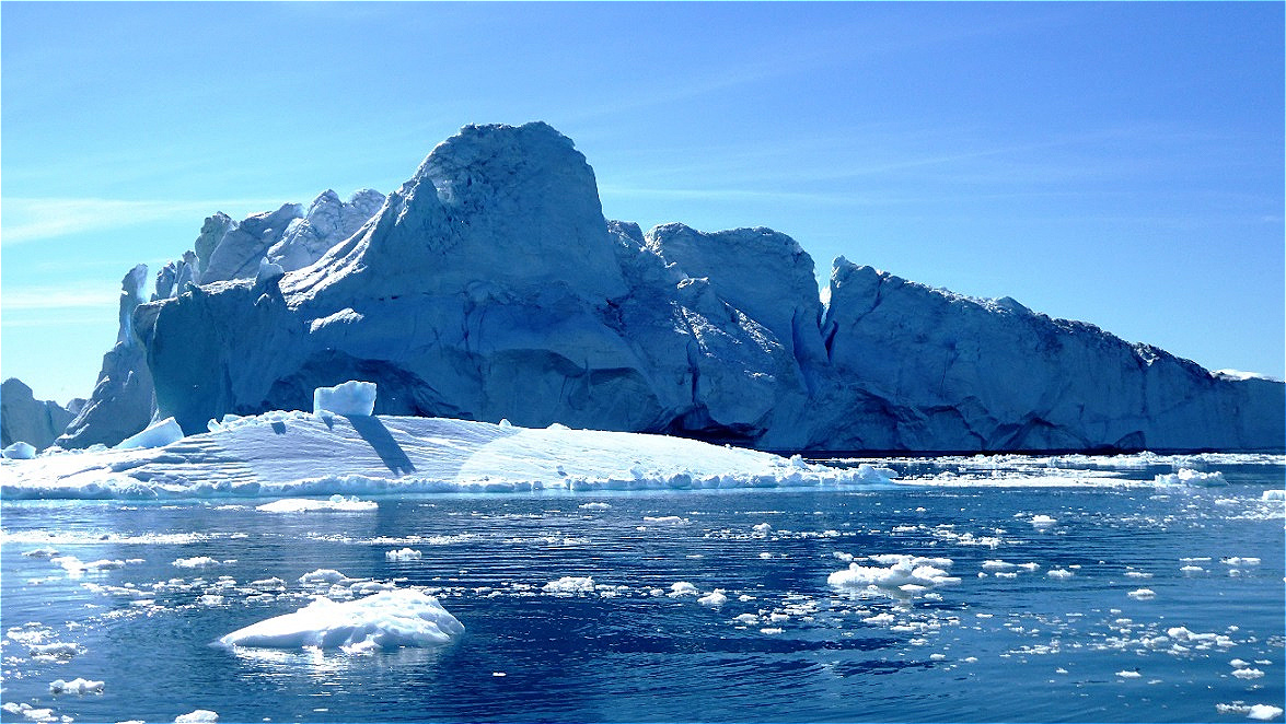 Diese Insel aus Eis ragt 50 Meter aus dem Wasser !