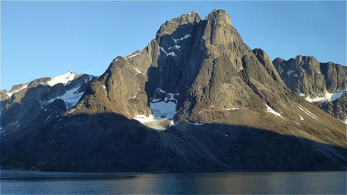 Mächtiger Wächter an der Ausfahrt aus dem Fjord !