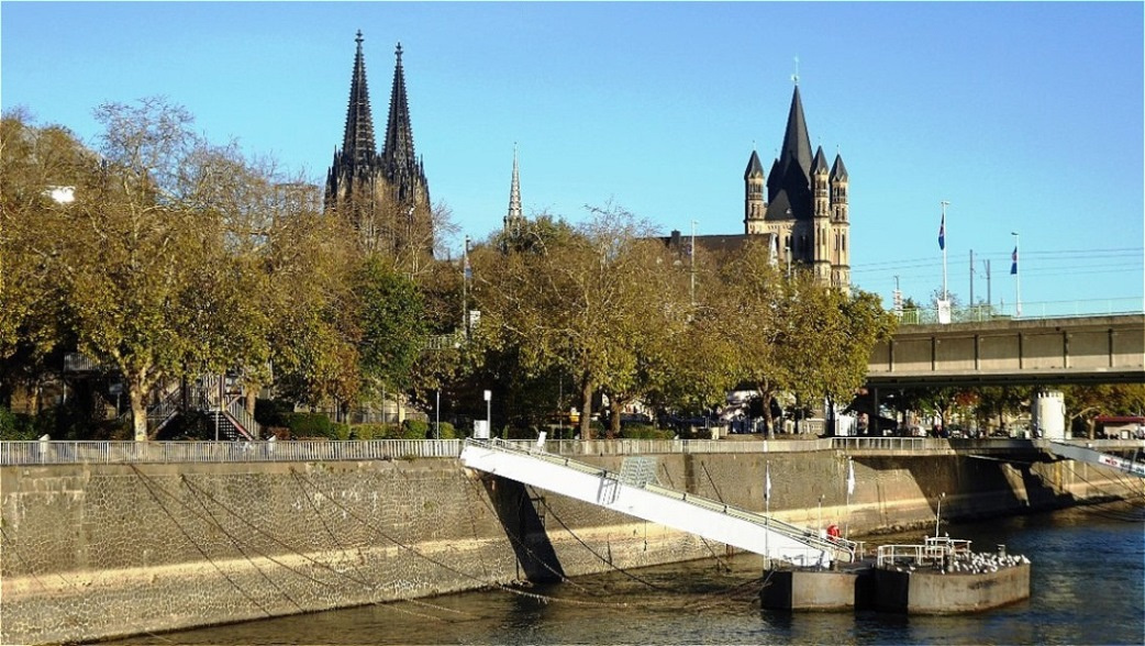 Türme des Kölner Doms und der romanischen Kirche Groß St. Martin einer der zwölf großen romanischen Kirchen in der Kölner Innenstadt