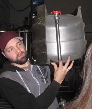 Herr Thomas erklärt uns sogar das Innenleben eines Fasses.