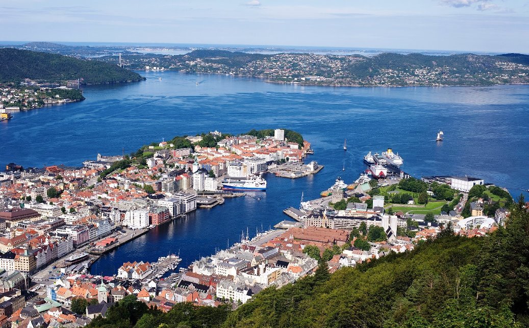 Aussichtspunkt Fløyen (320 m) - Tiefblick auf die Vågen-Bucht