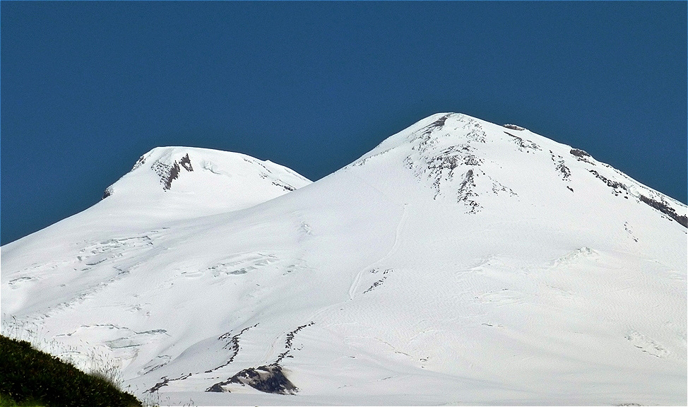 Der Elbrus mit seinem Doppelgipfel ( Westgipfel 5.642 m Seehöhe)