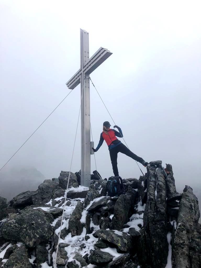 Debantgrat Doppelgipfel
Der niedrigere Südgipfel, auch Viehkofel genannt, trägt seit 2002 ein auffallendes Gipfelkreuz