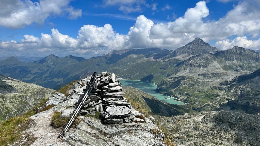 Der Kalser Tauern (auch Kalser Törl oder Stubacher Tauern) ist ein 2515 m ü. A. hoher Gebirgspass über den Alpenhauptkamm in den Hohen Tauern. Auf der Passhöhe verläuft die Grenze zwischen Osttirol und dem Land Salzburg.