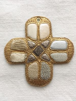 croix décorative précieuse