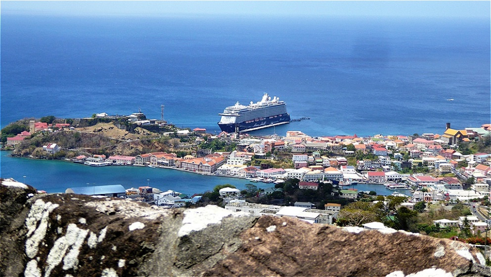 Blick von den Mauern des Forts auf den Hafen von St. Georges