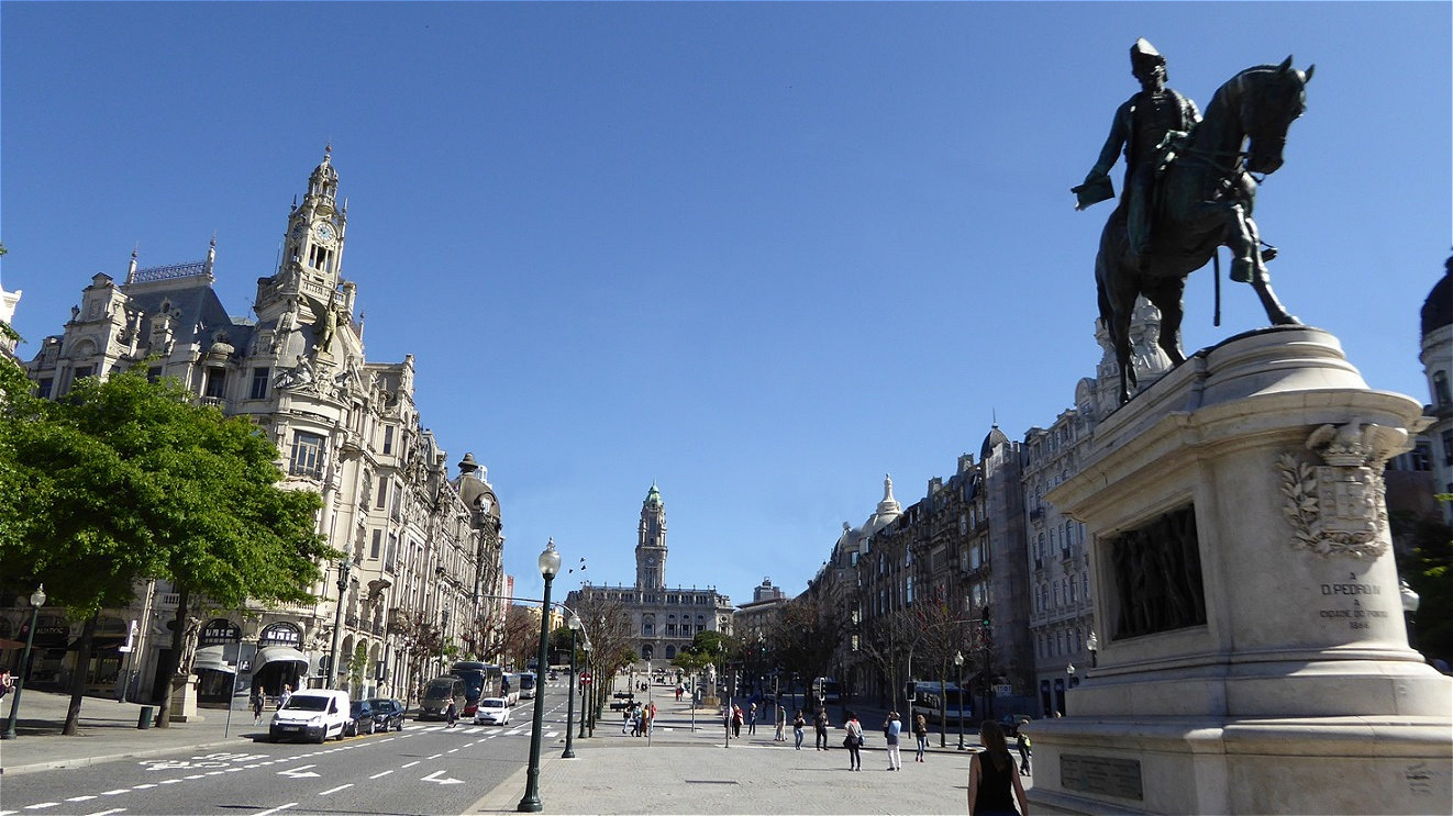Am Ende der Avenida das Rathaus "Paços do Concelho do Porto"