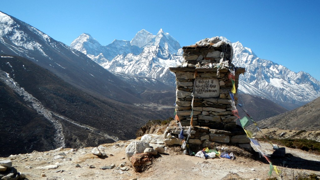 
Chörte auf einer Anhöhe
