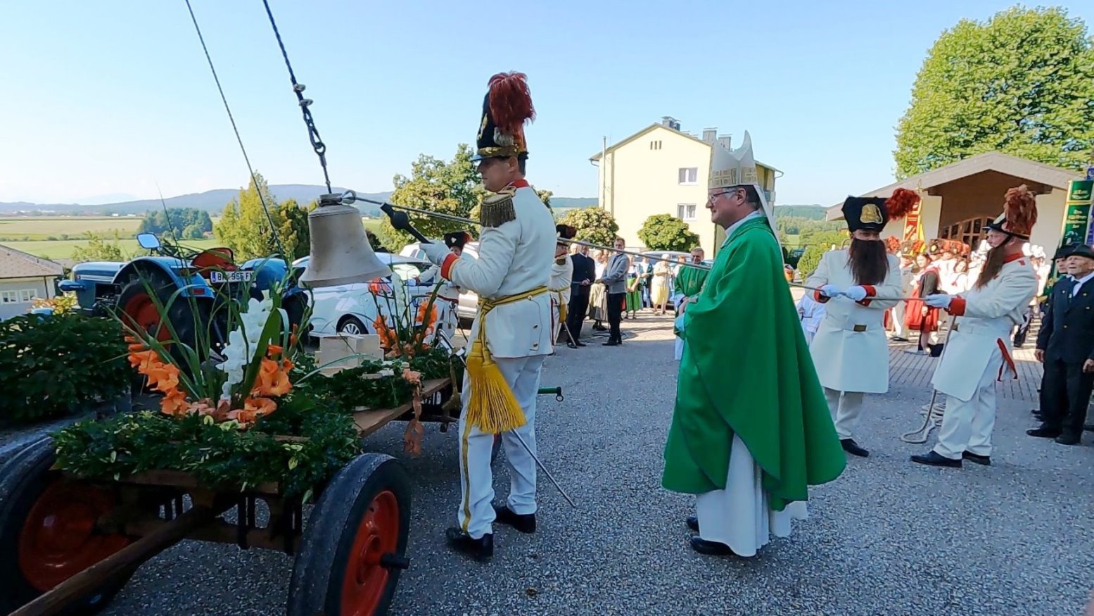 Kommandant Markus Scheinast überprüft den Klang der Glocke
