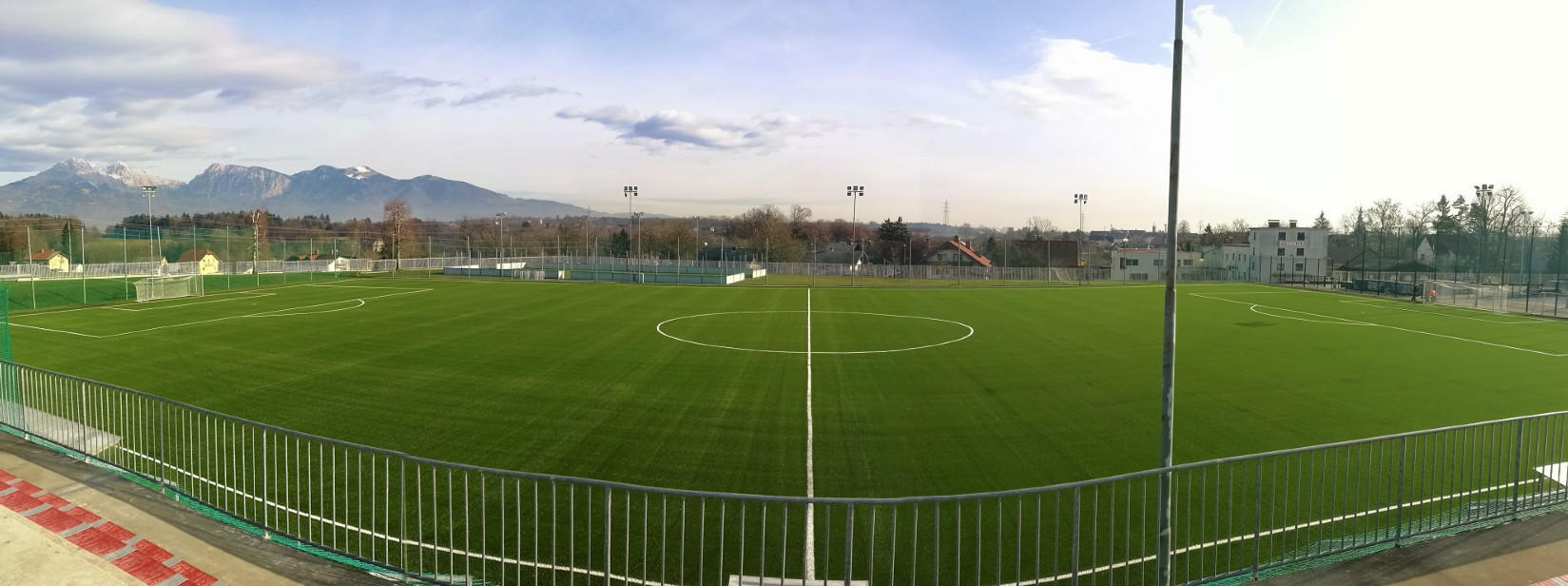 <h3>ŠPORT </h3>
<h4>nogomet, multifunkcijska igrišča, golf, tenis, badminton, ...</h4>
<a class="slider-button" href="kontakt.html">POŠLJI POVPRAŠEVANJE</a>