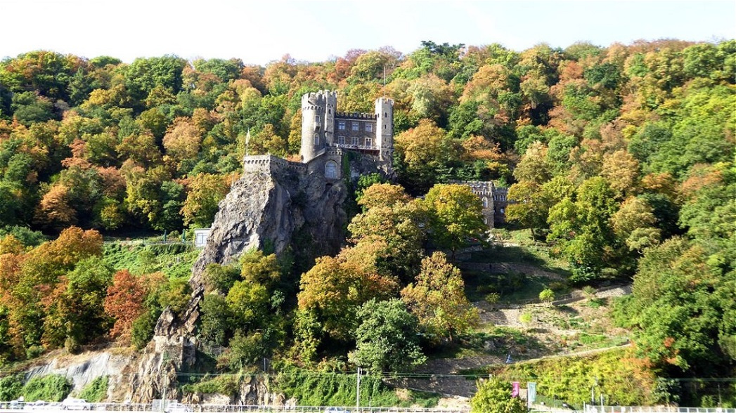 Rheinstein wurde im frühen 14. Jahrhundert auf einem 90 Meter hohen Felsen erbaut. Zu ihrer Erbauungszeit trug das Gebäude den Namen "Vaitzburg" nach dem Schutzpatron, dem heiligen Bonifatius
