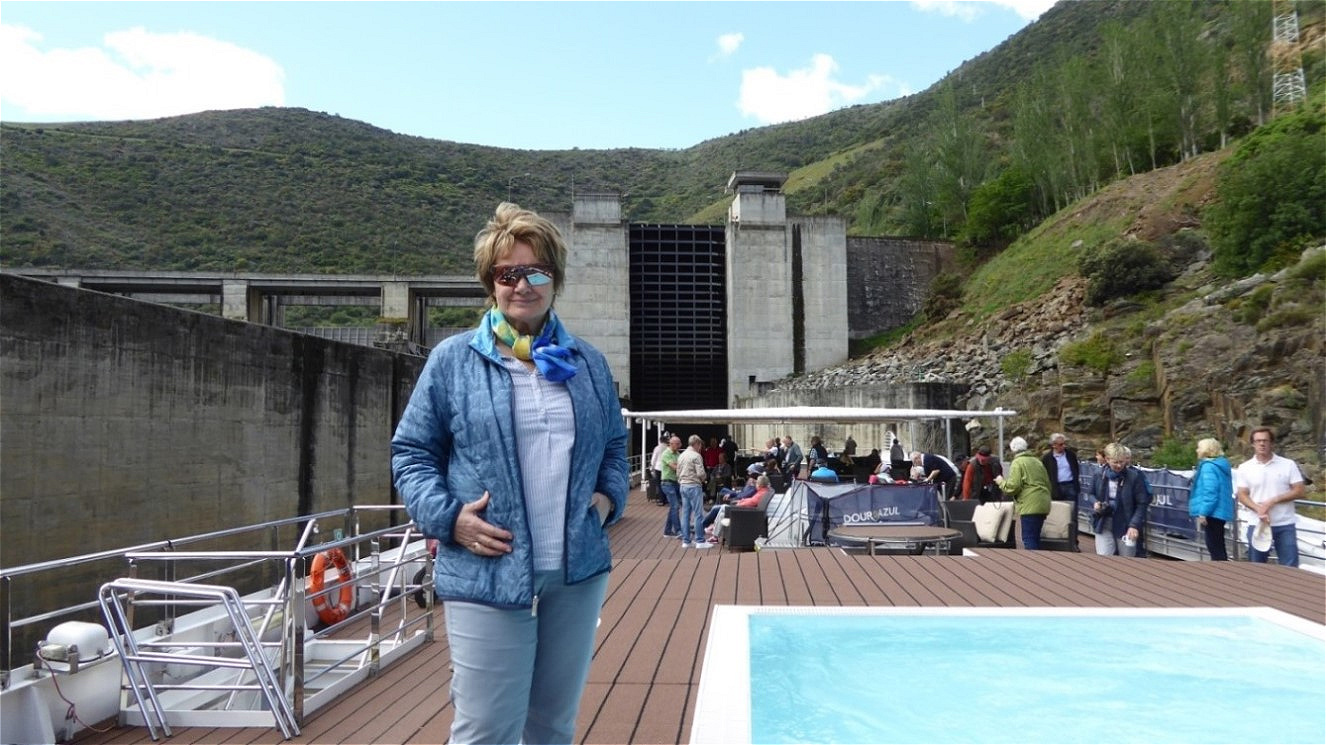 Das Absperrbauwerk ist eine Gewichtsstaumauer aus Beton mit einer Höhe von 48 m über der Gründungssohle. Die Mauerkrone liegt auf einer Höhe von 113 m über dem Meeresspiegel.