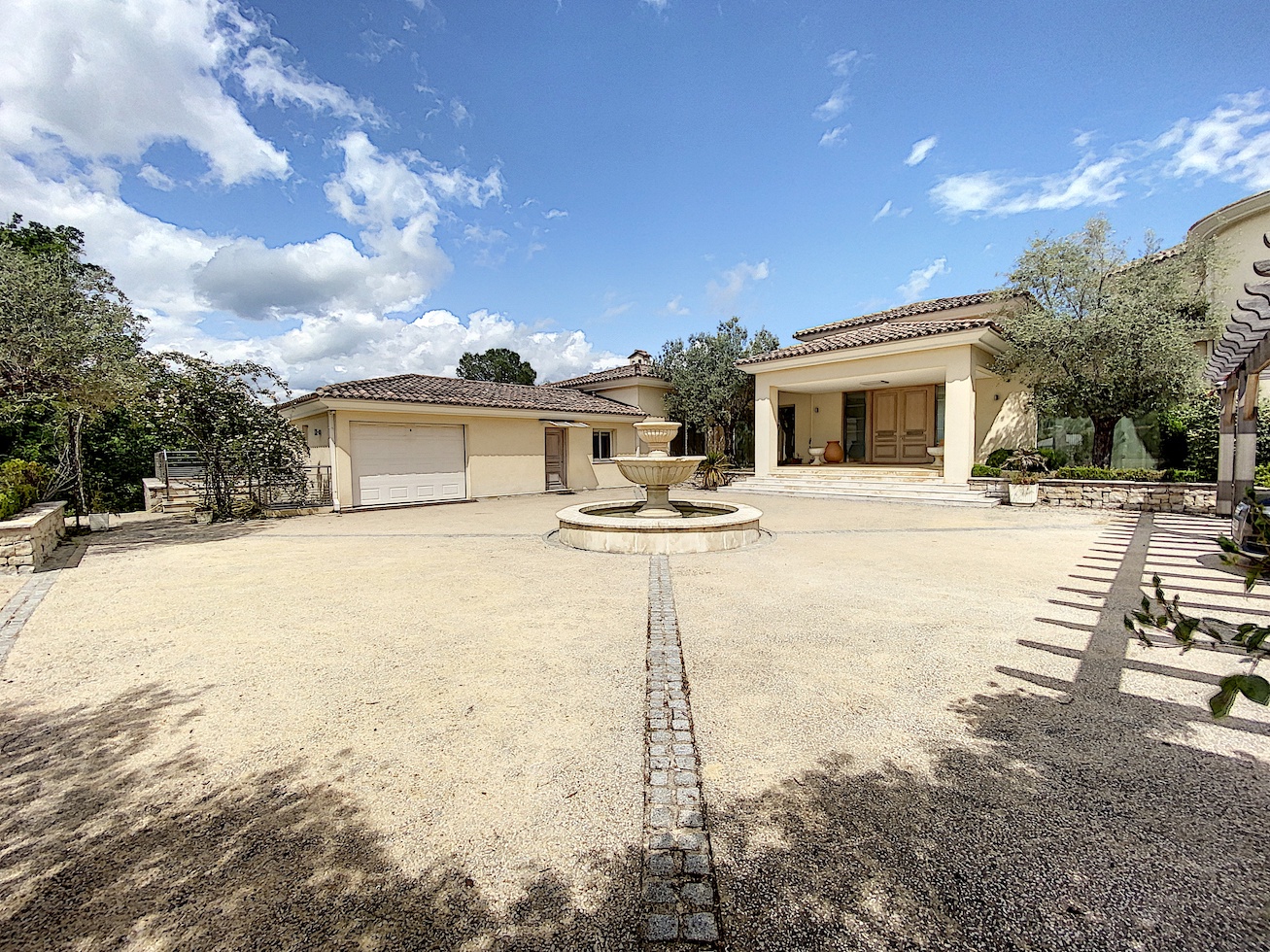 https://0501.nccdn.net/4_2/000/000/082/8ea/Terre-Blanche-property-SH22.jpg