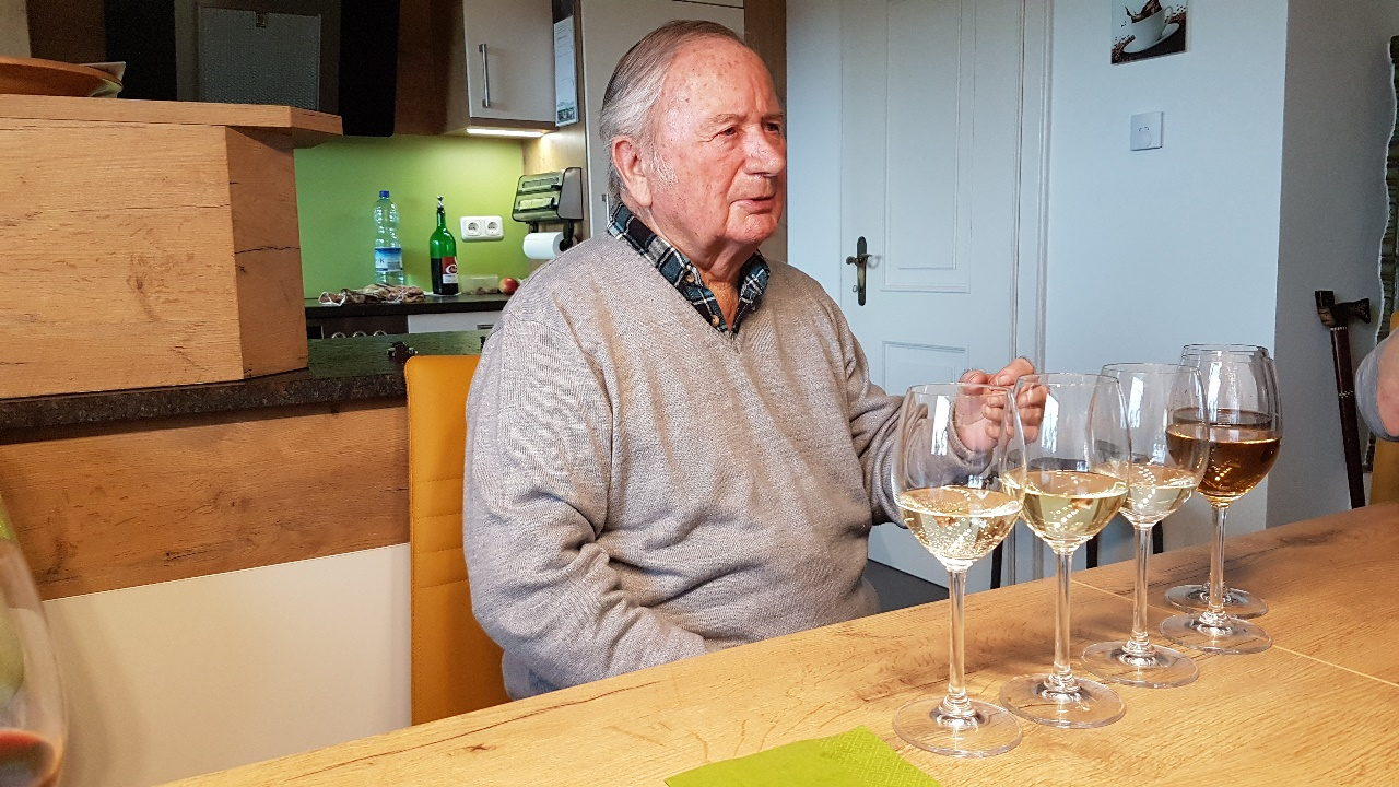 Hans spendet erklärende Worte