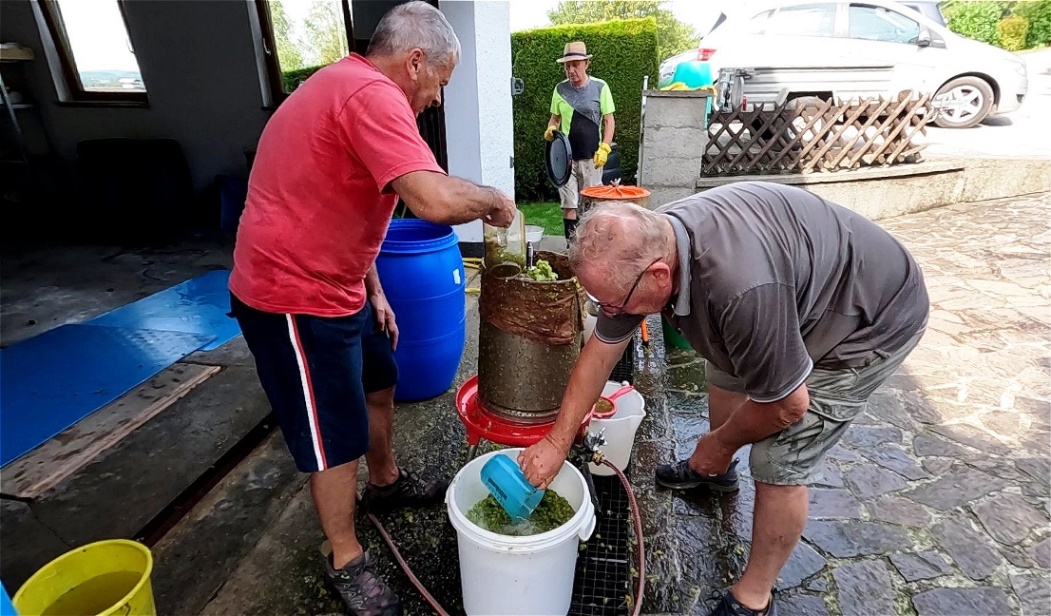Befüllung der ersten Presse