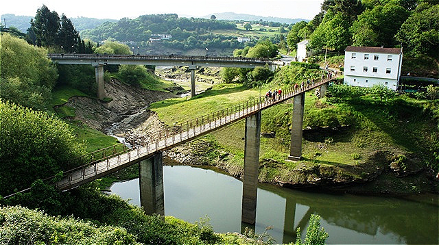 Pilger-Fußgängerbrücke über Seitenarm des Stausees