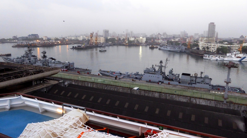 Morgendämmerung im Militärhafen von Mumbai