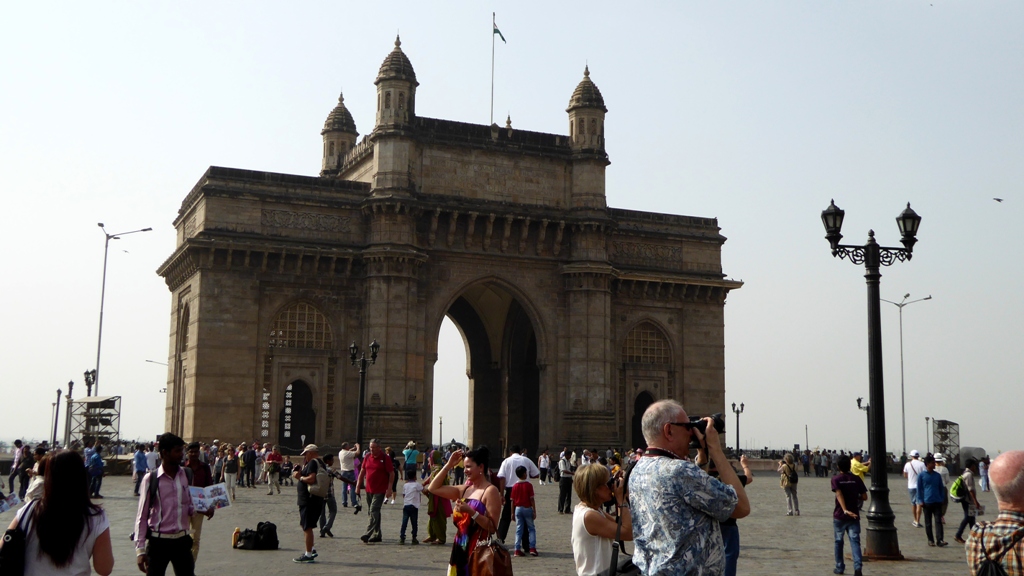  Vor dem Gateway of India