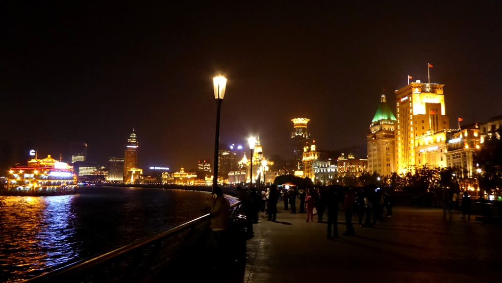 Auf der Huangpu Uferpromenade