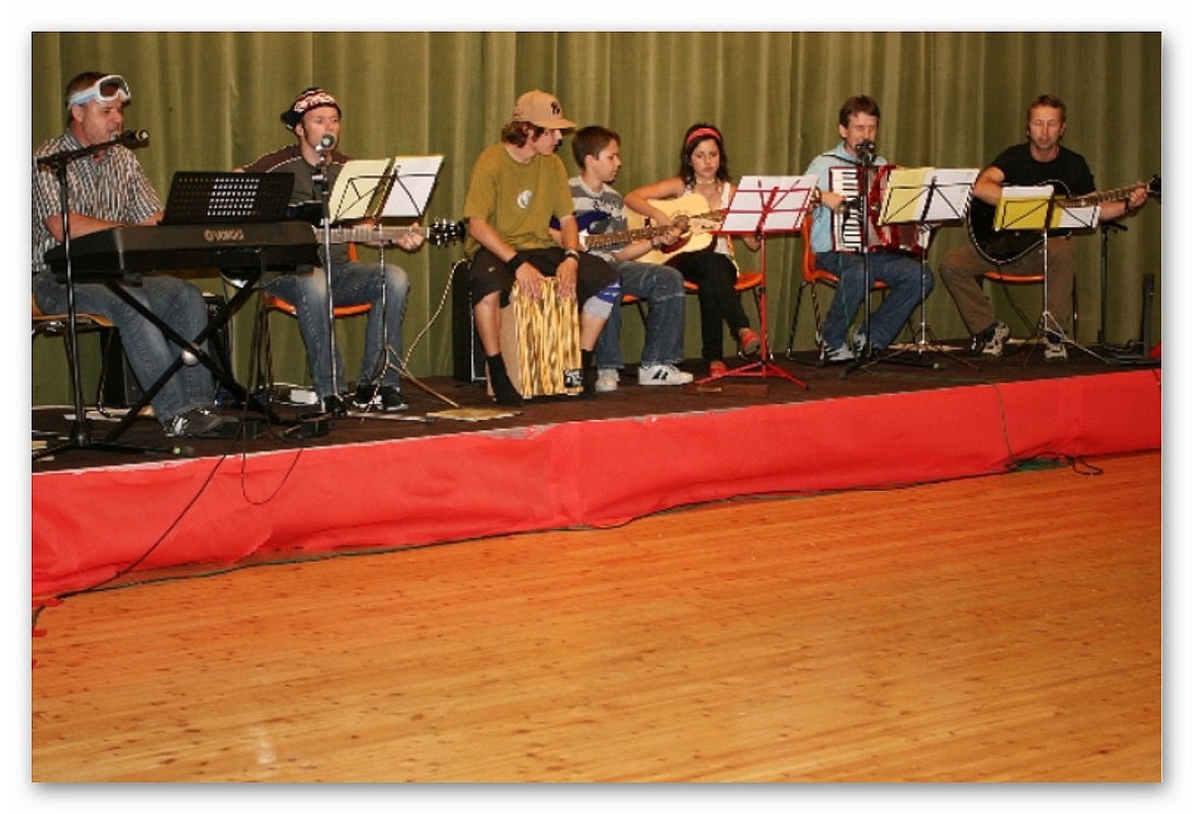 Die Lehrer-Schülerband sorgt für Unterhaltung