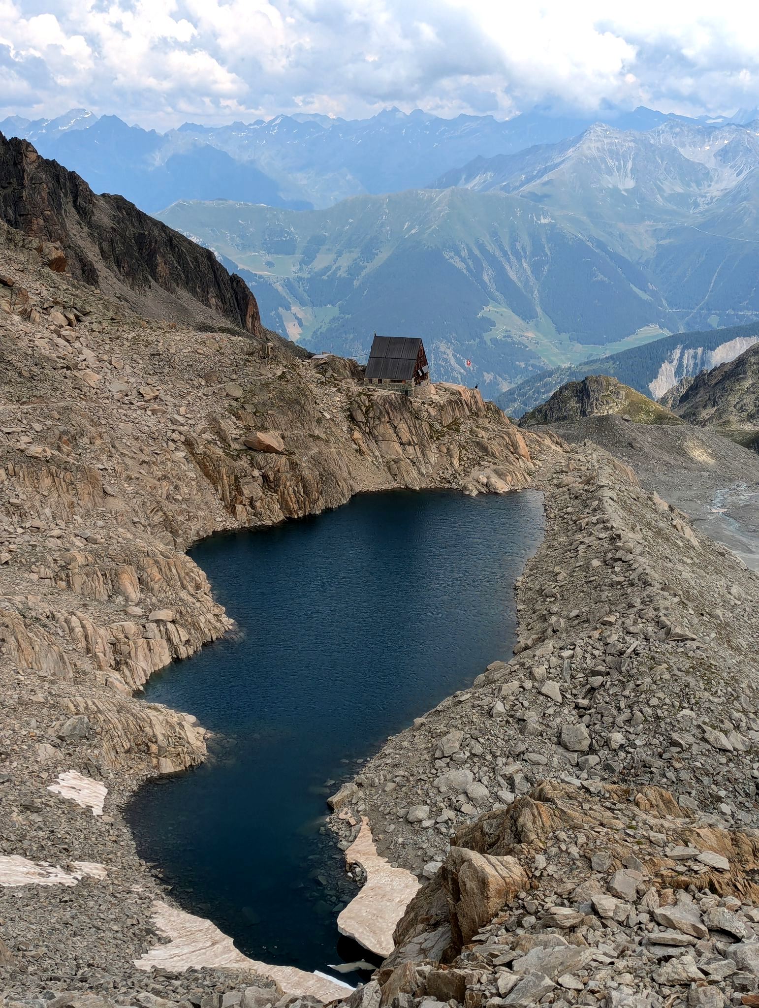 Blick auf unser Tagesziel - die Cabane d'Orny ( 2.831 m ).