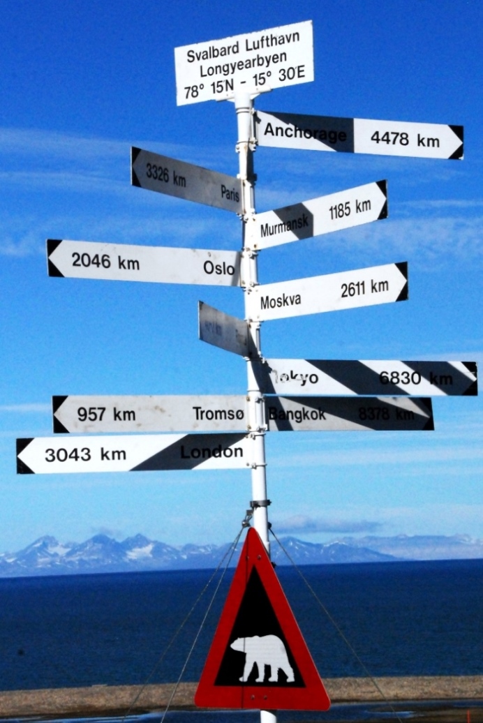 Vor dem Flughafengebäude