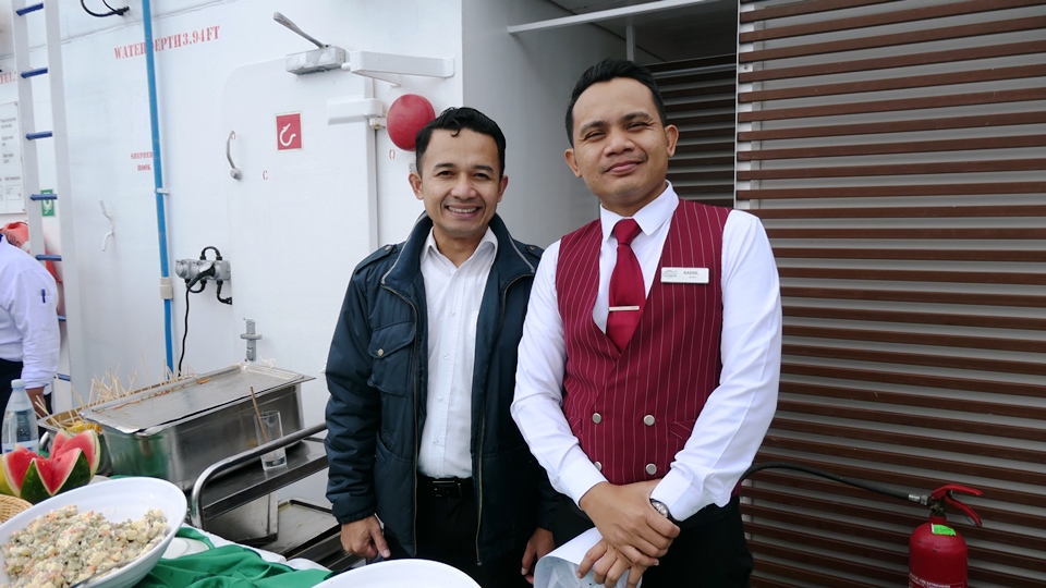 Kadek (re), der Mann für alle Fälle !